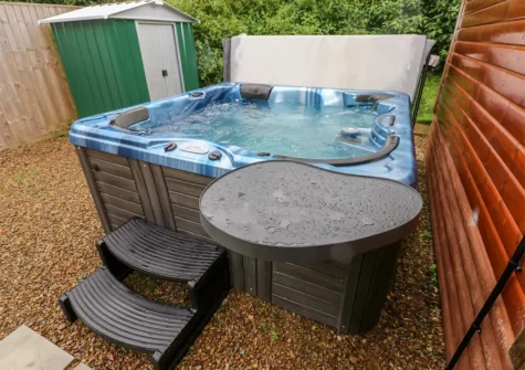 The hot tub at 1 Hornbeam Lodge, Camp Hill