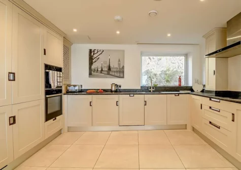 The kitchen at 10 Waters Edge, Tenby