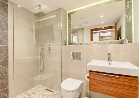 Bedroom #1 en-suite at 10 Waters Edge, Tenby