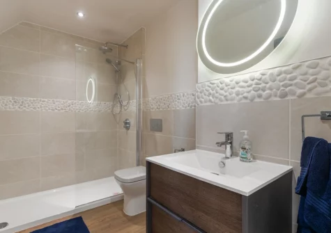 Bedroom #1 en-suite at 10 Waterstone House, Tenby