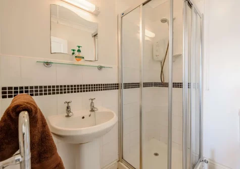 Bedroom #1 en-suite at 13 Freshwater Bay, Freshwater East