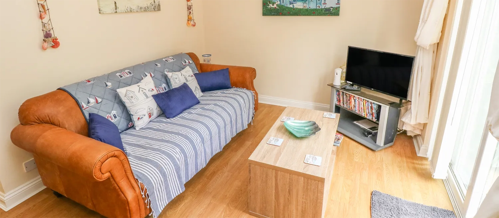 2 Primrose Cottage is a pretty semi-detached property a short walk from the centre of Saundersfoot. This charming, pet-friendly cottage offers a welcoming home-from-home with two comfortable bedrooms, airy living rooms and an enclosed courtyard.