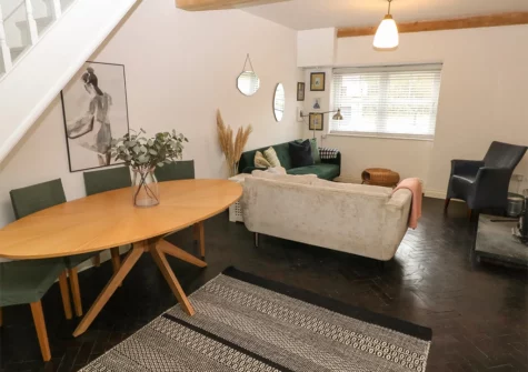 The dining area at 3 Bridge Villas, Narberth