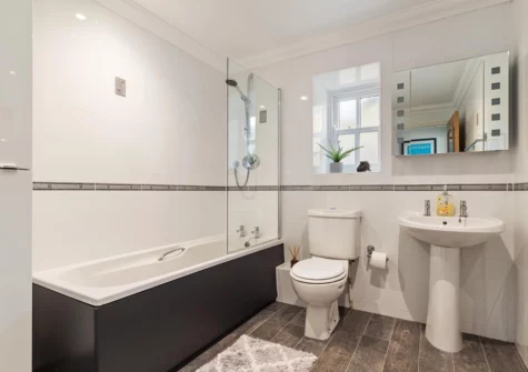 The bathroom at 3 South Beach Court, Tenby