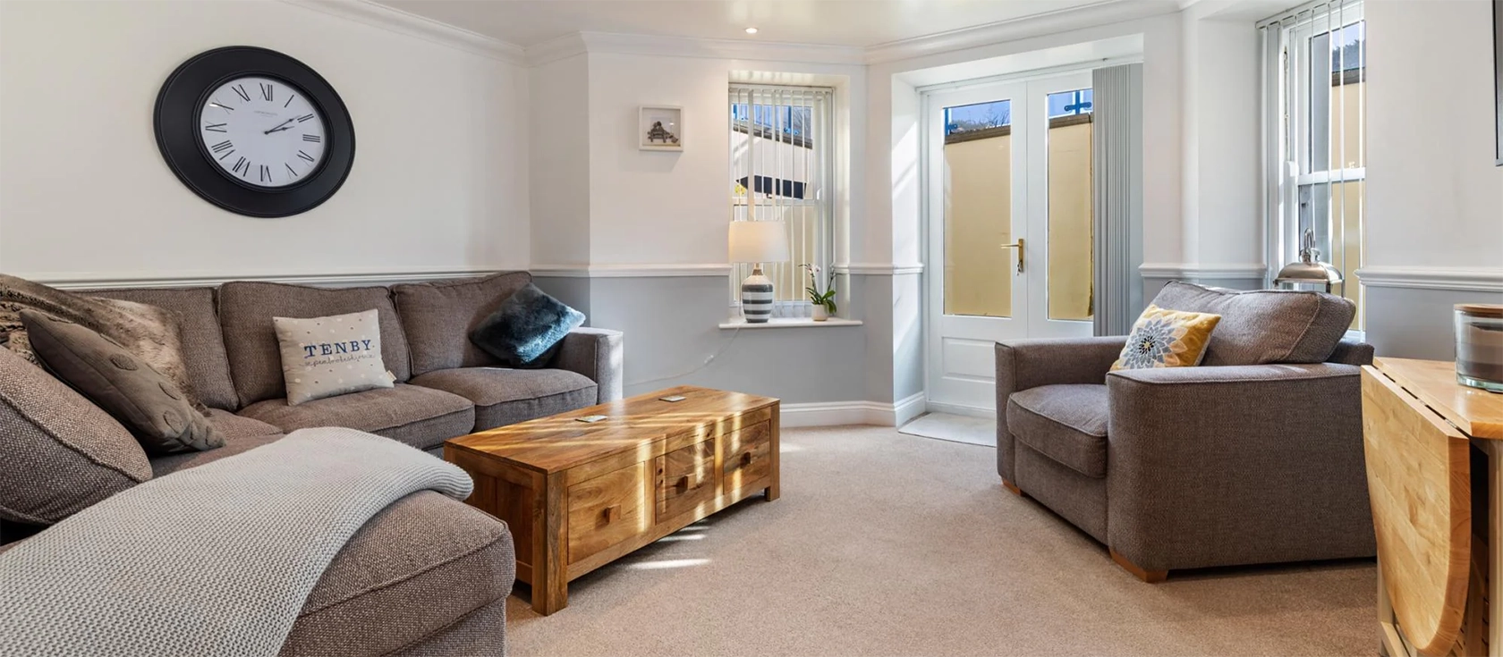 3 South Beach Court, Tenby is a cosy seafront apartment with almost direct access to the beach. This one-bedroom property features a well-equipped kitchen, comfortable living area, and a peaceful courtyard that's perfect for alfresco dining.