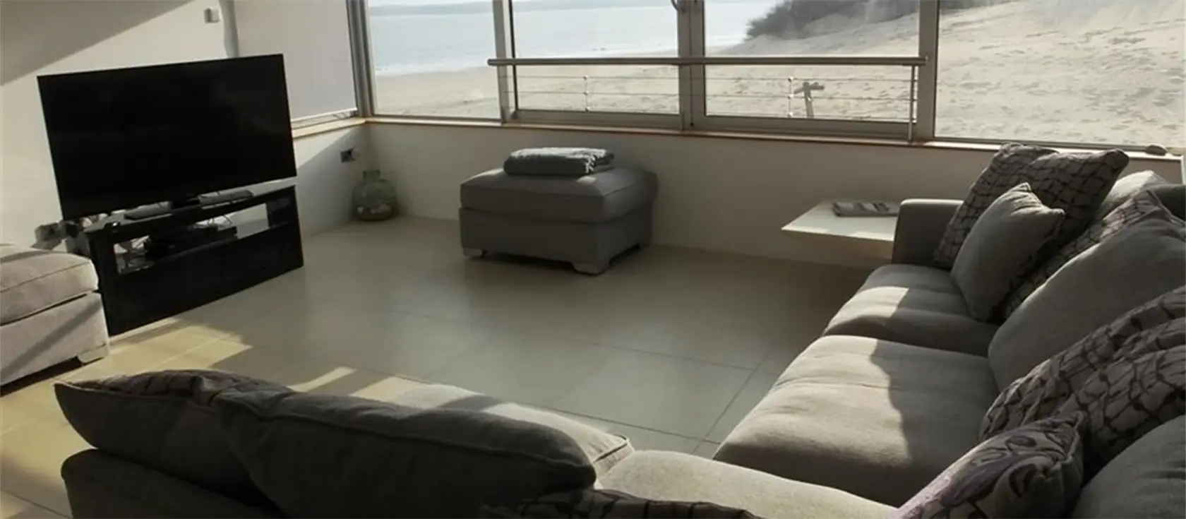 Waters Edge 3, Tenby is a deluxe 2-bedroom apartment with stunning sea views and modern amenities. Indulge in seaside luxury at this sleek holiday home, a short distance from Tenby South Beach, ideal for couples or families seeking a coastal retreat.