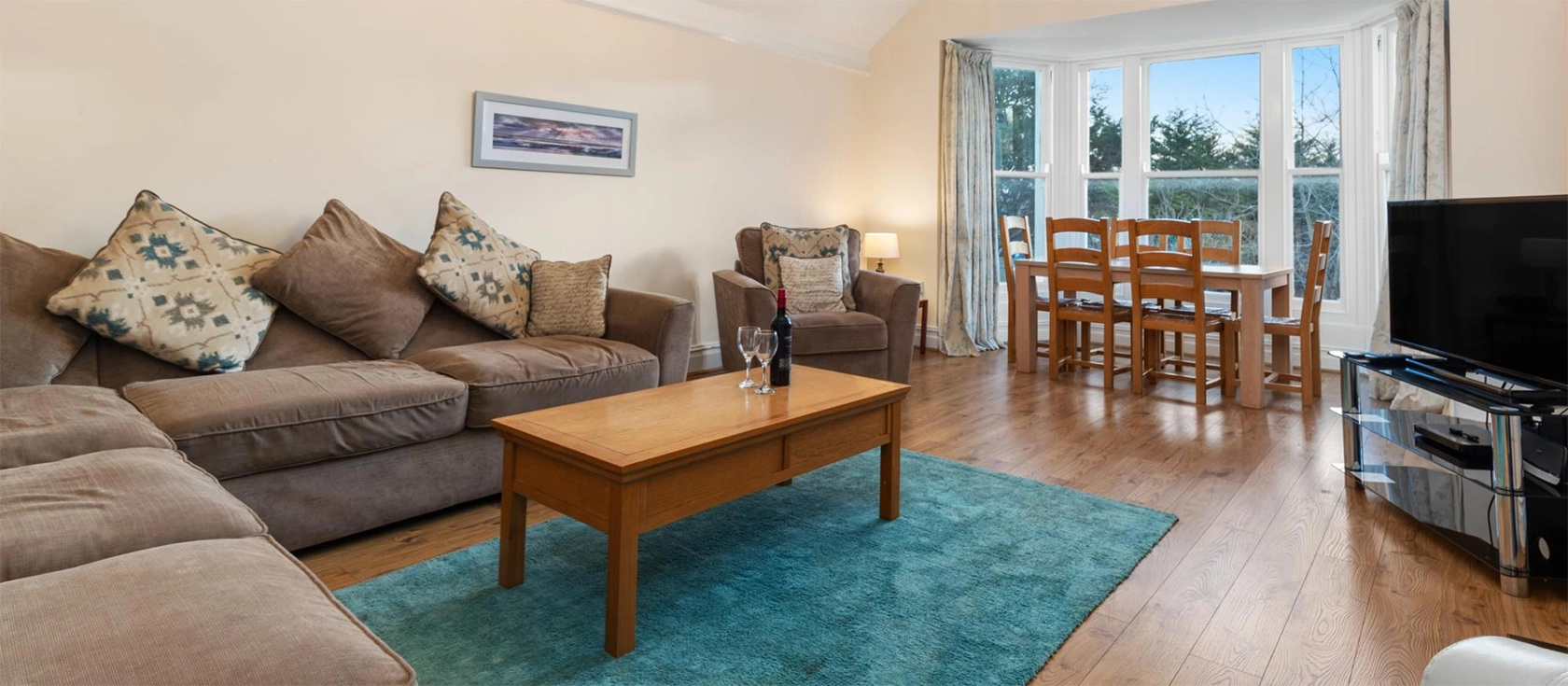 4 St Mary's House, Tenby is a tranquil 3-bedroom apartment within walking distance of Tenby's beautiful beaches. It features a fully equipped kitchen, a spacious living area & comfortable bedrooms, making it the perfect base for a family holiday.