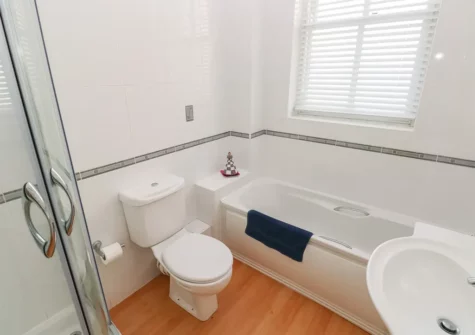 The bathroom at 6 South Beach Court, Tenby