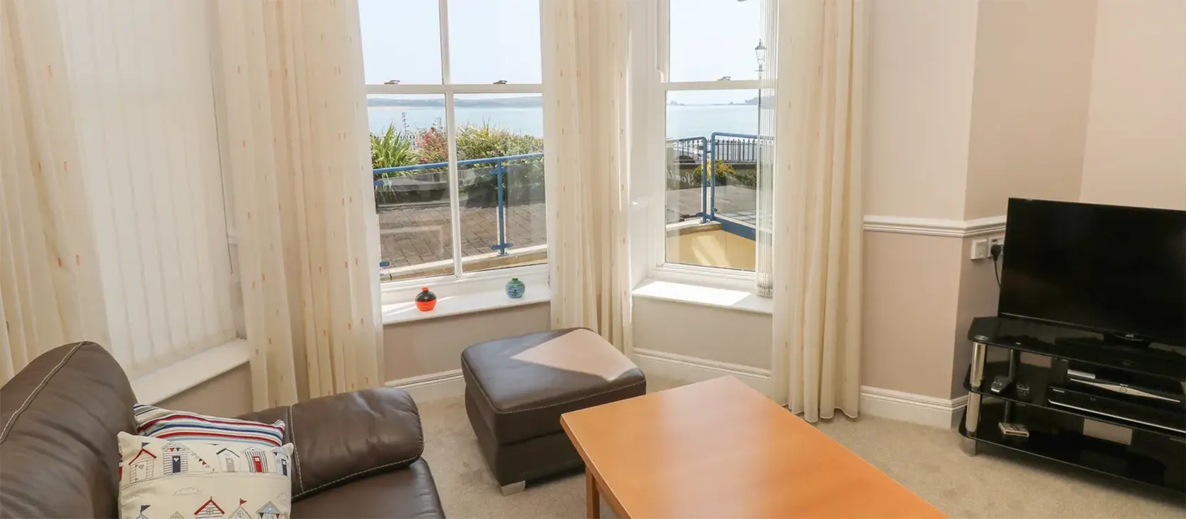 6 South Beach Court, Tenby is a bright, ground-floor apartment with wonderful sea views. Just steps from the beach with three double bedrooms, two bathrooms and a spacious lounge, it's the ideal seaside getaway for families, couples or friends.