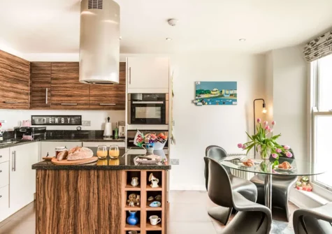 The kitchen & dining area at 8 Glendower House, Tenby