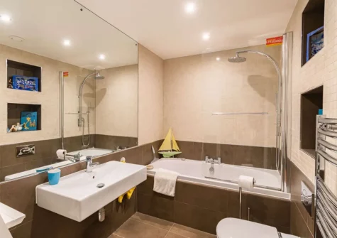 The bathroom at 8 Glendower House, Tenby