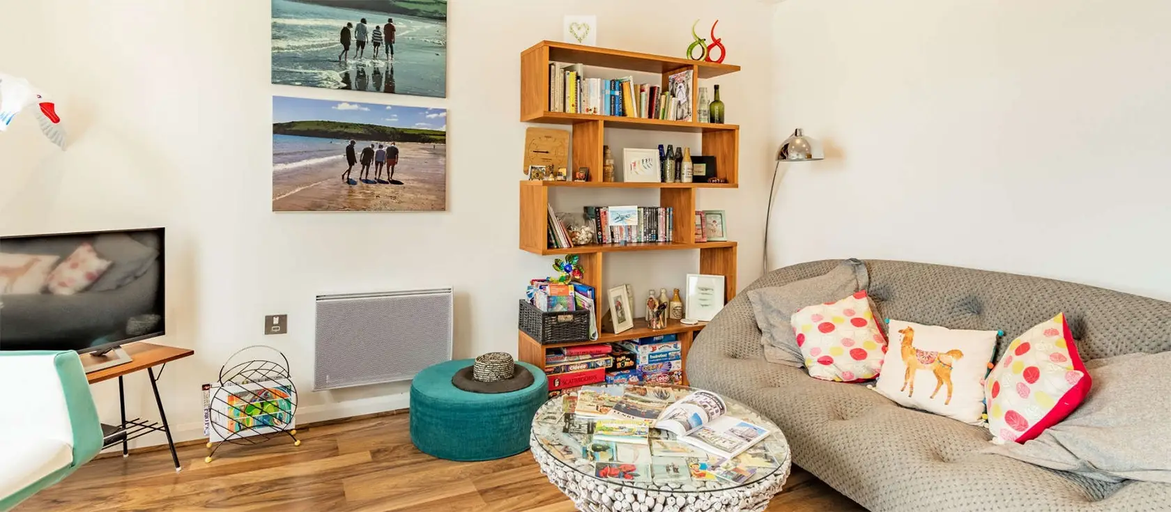 8 Glendower House, Tenby is a luxurious two-bedroom apartment with stunning sea views, overlooking Tenby's North Beach and the harbour. Located within local shops, pubs, and restaurants, it's an ideal bolthole for coastal holidays in Pembrokeshire.