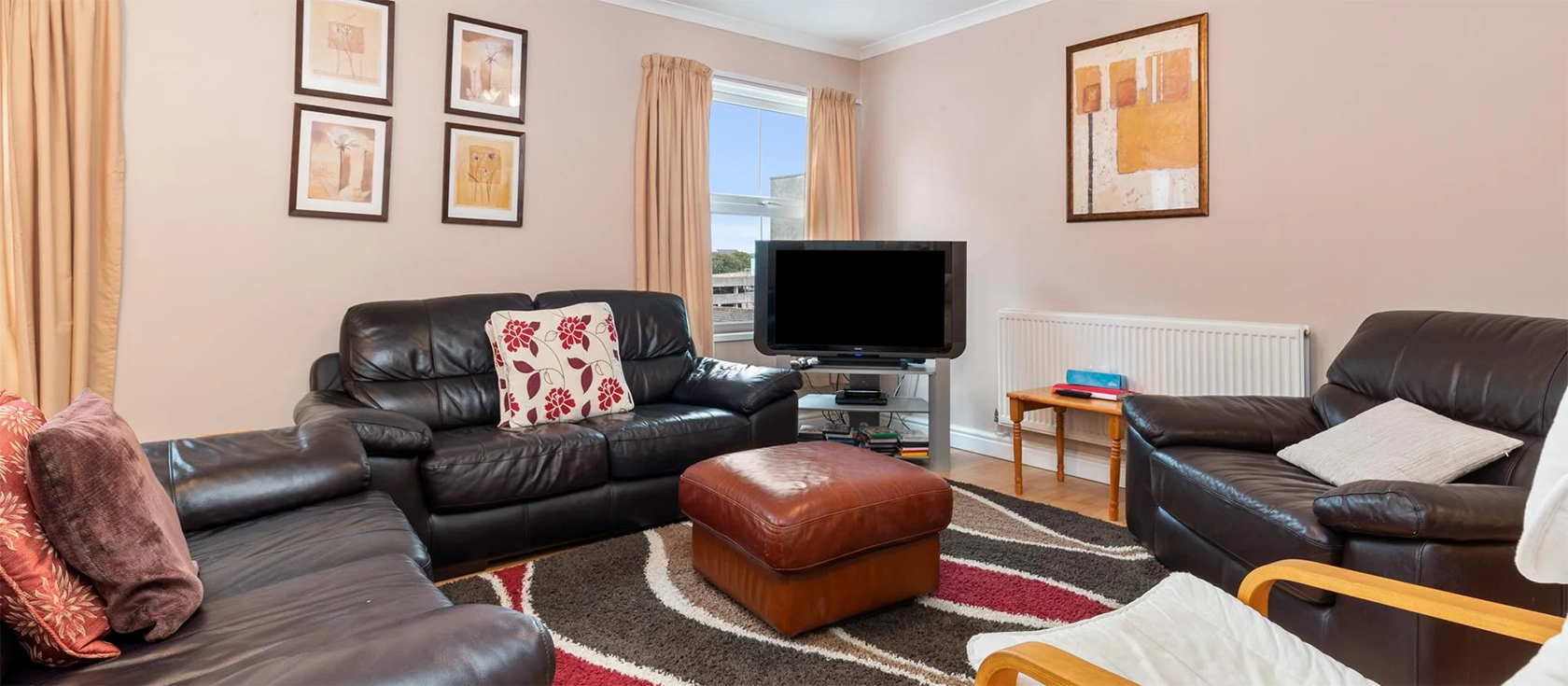 Arcadia House is a roomy two-storey apartment in the centre of Tenby close to the mediaeval walls and North Beach. This spacious maisonette sleeps six in three bedrooms, has two bathrooms, and an open-plan living area, plus allocated parking!