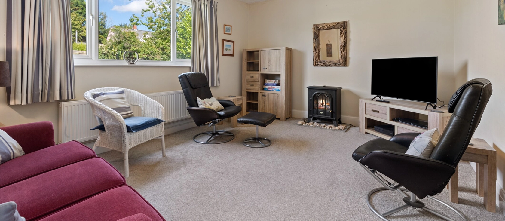 Ballyroan, East Williamston is a delightful 3-bedroom cottage. The property features a fully equipped kitchen, a cosy lounge, and a peaceful outdoor setting, making it the ideal getaway for families. It's pet-friendly and accommodates up to 6 guests.