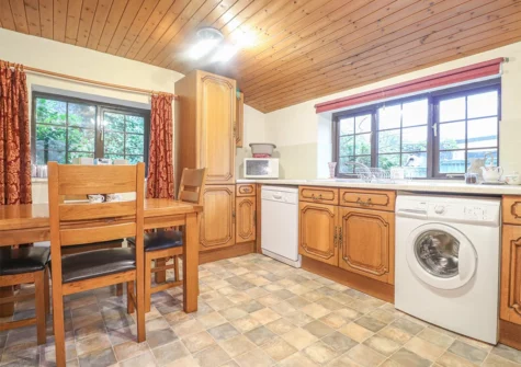 The kitchen & dining area at Barn Court Cottage, Templeton