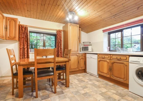 The kitchen & dining area at Barn Court Cottage, Templeton