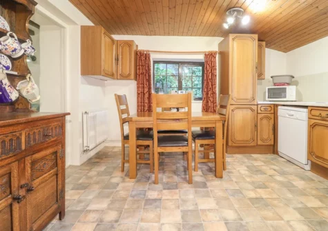 The kitchen & dining area at Barn Court Cottage, Templeton