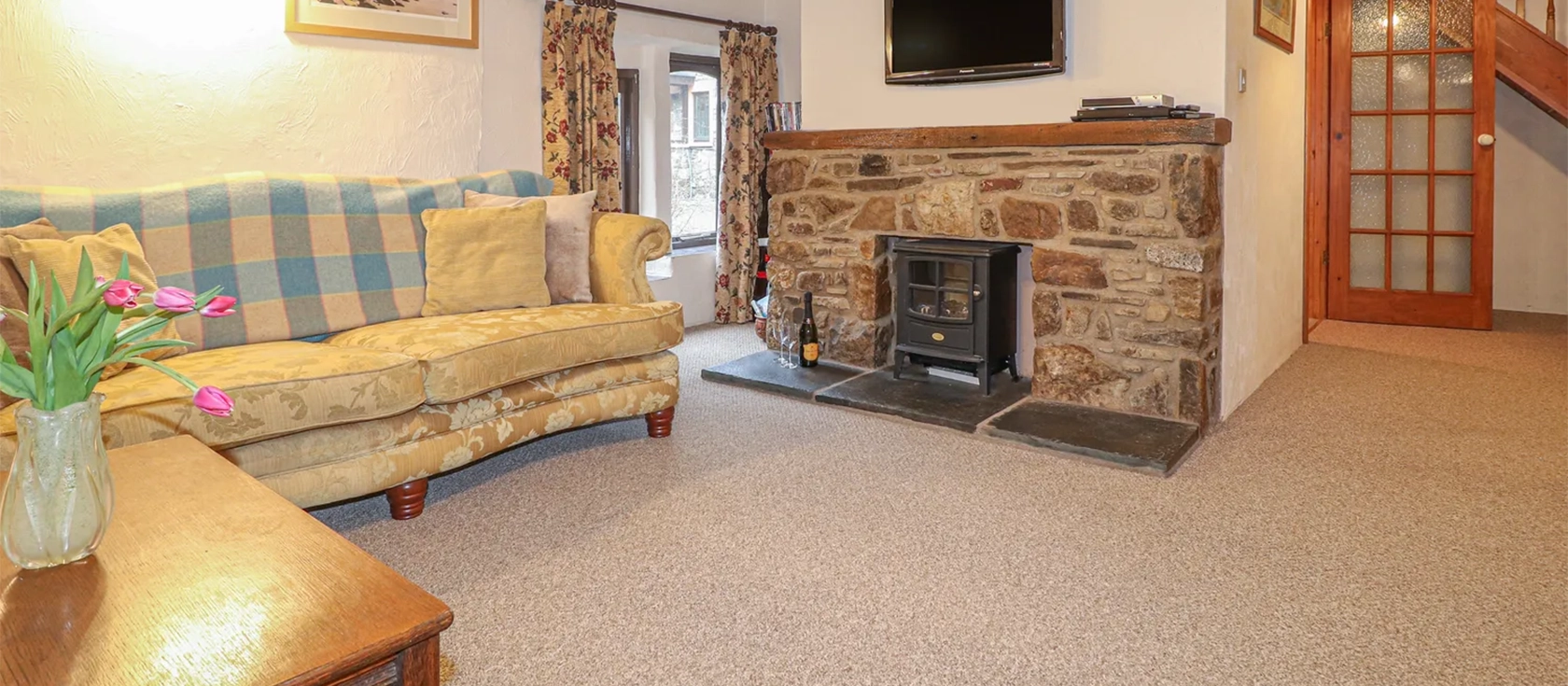 Barn Court Cottage, Templeton is a comfortable and welcoming semi-detached stone cottage that can accommodate up to five guests. It features a fully-equipped kitchen, a cosy living room, two bedrooms, and an enclosed patio with a BBQ.