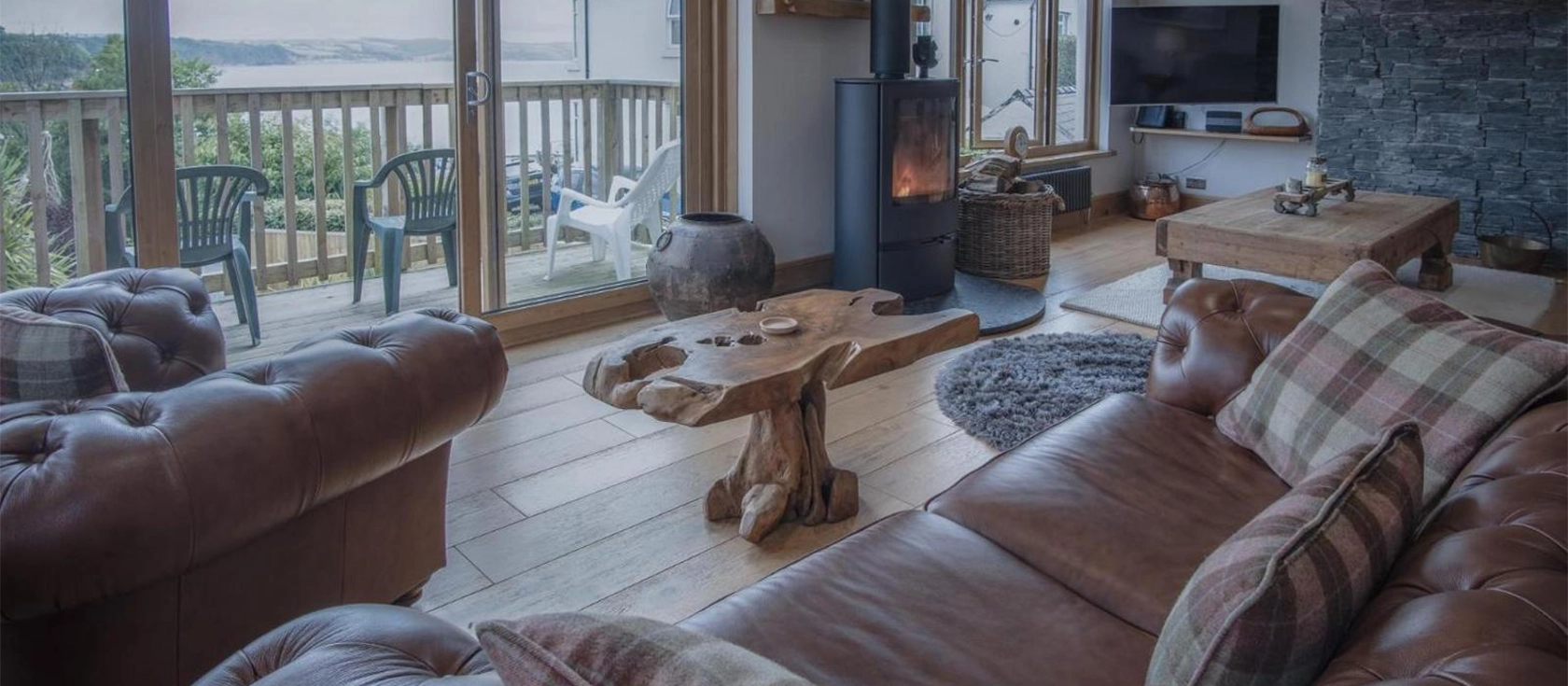 Bayview House, Saundersfoot is a stunning 4-bedroom holiday home with breathtaking sea views, luxurious interiors, and easy beach access. Overlooking the picturesque Saundersfoot Beach and Harbour, this home is the ideal base for your family holiday.