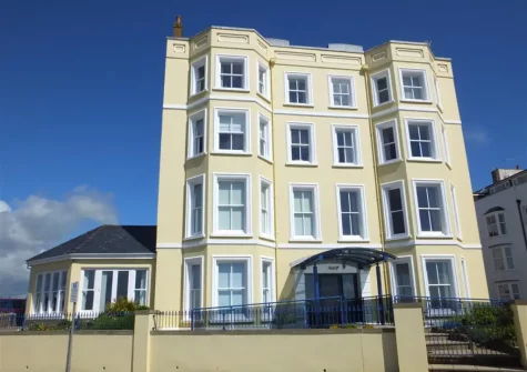 Blue Haze is a delightful apartment situated opposite Tenby's stunning South Beach