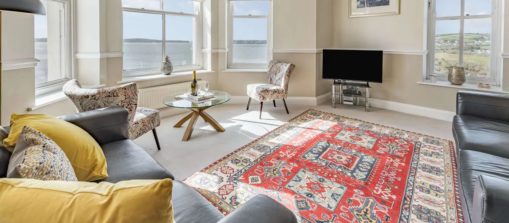 Blue Haze, Tenby is a charming second-floor apartment with fantastic South Beach views, offering stylish accommodation for couples & families. Just steps from pristine sands & medieval town walls, it's the perfect base for exploring Pembrokeshire.