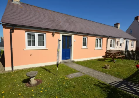 The garden & alfresco dining area at Broad Haven Beach Cottage, Broad Haven