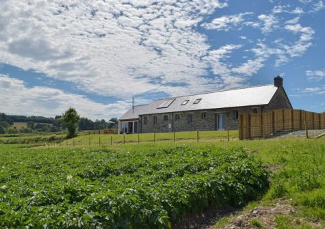 Bwthyn y Bugail, Penrhiw is a beautifully restored three bedroom barn surrounded by stunning countryside near Cenarth Falls. Spacious rooms, logburner & chef's kitchen. Bedrooms (one ensuite) with vaulted ceilings. Garden & furnished terrace.