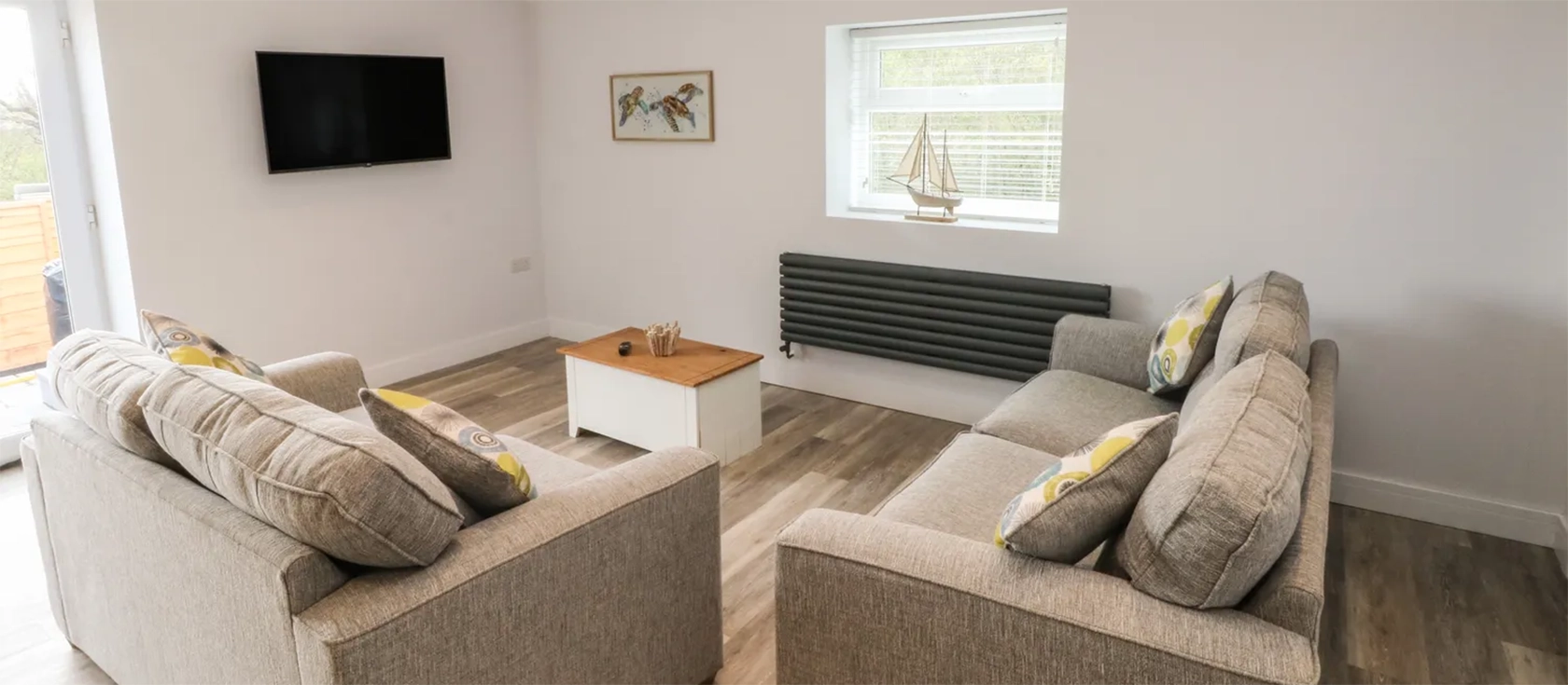 Caban Y Mor, Amroth is a delightful lodge with stunning sea views, two bedrooms, an open-plan living space, and a private patio. Ideally located for exploring the Pembrokeshire coast, it's just a stone's throw away from Amroth beach.