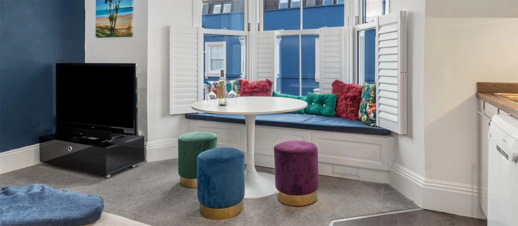 Caldey Bay Apartment, Tenby is a charming seaside retreat with stunning sea views. This two-bedroom apartment is just a two-minute walk from South Beach and close to local attractions, making it perfect for a family holiday.