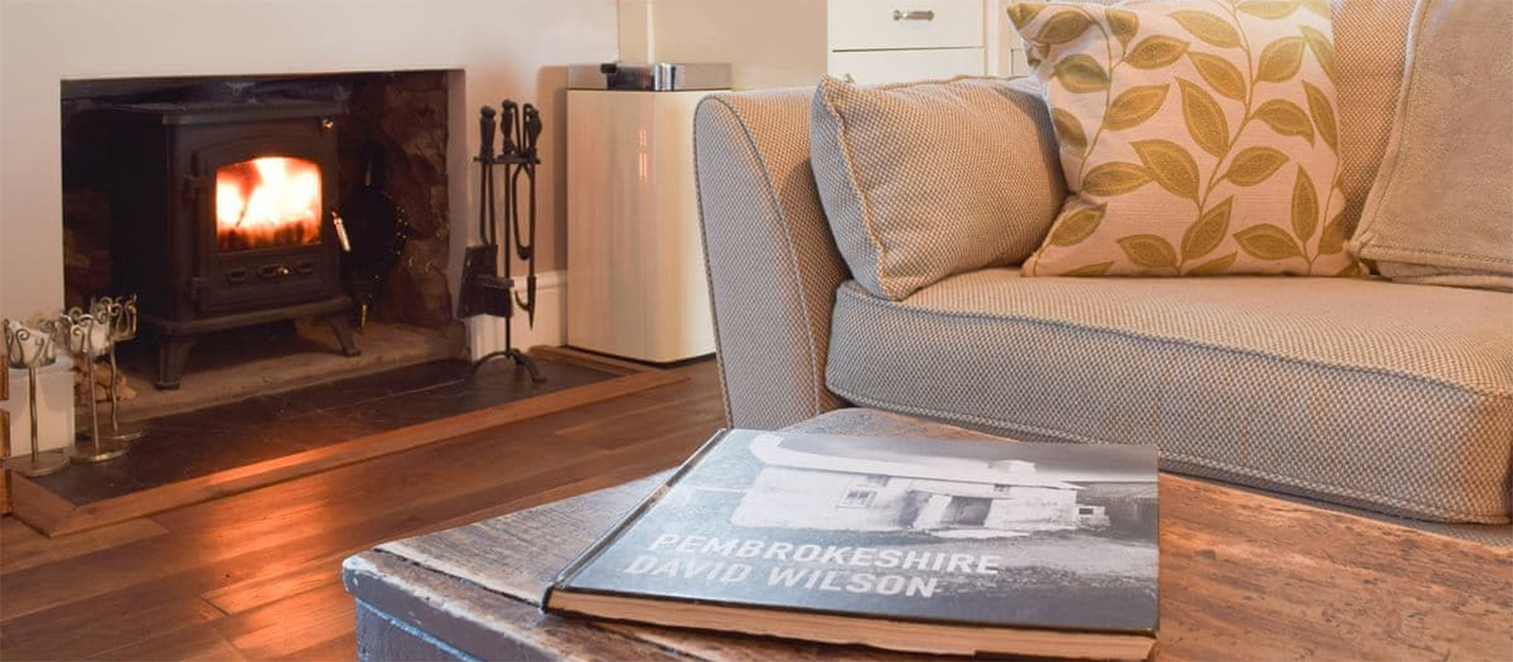 Caldey Island View, Penally is two-bedroom boutique apartment with great sea views, located in the little hamlet of Penally near Tenby. The apartment is on the ground floor and has and enclosed garden with decking and a barbecue.