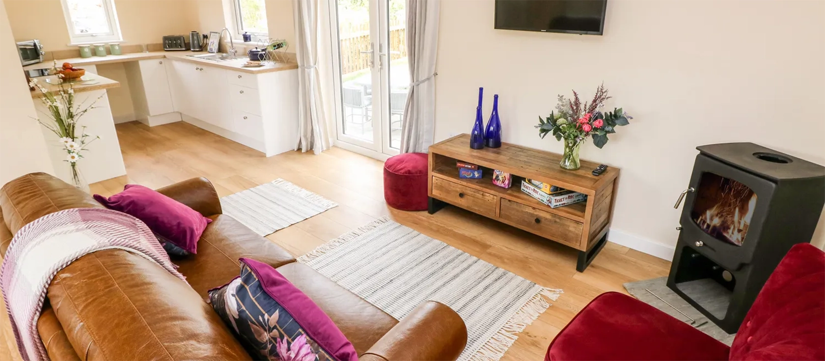 Caldey Lodge, Bier Wood Lodges, Manorbier is a charming two-bedroom lodge nestled in the Pembrokeshire countryside, with a well-equipped kitchen, cosy living area, and private outdoor spaces. It's ideally located for exploring the local area.