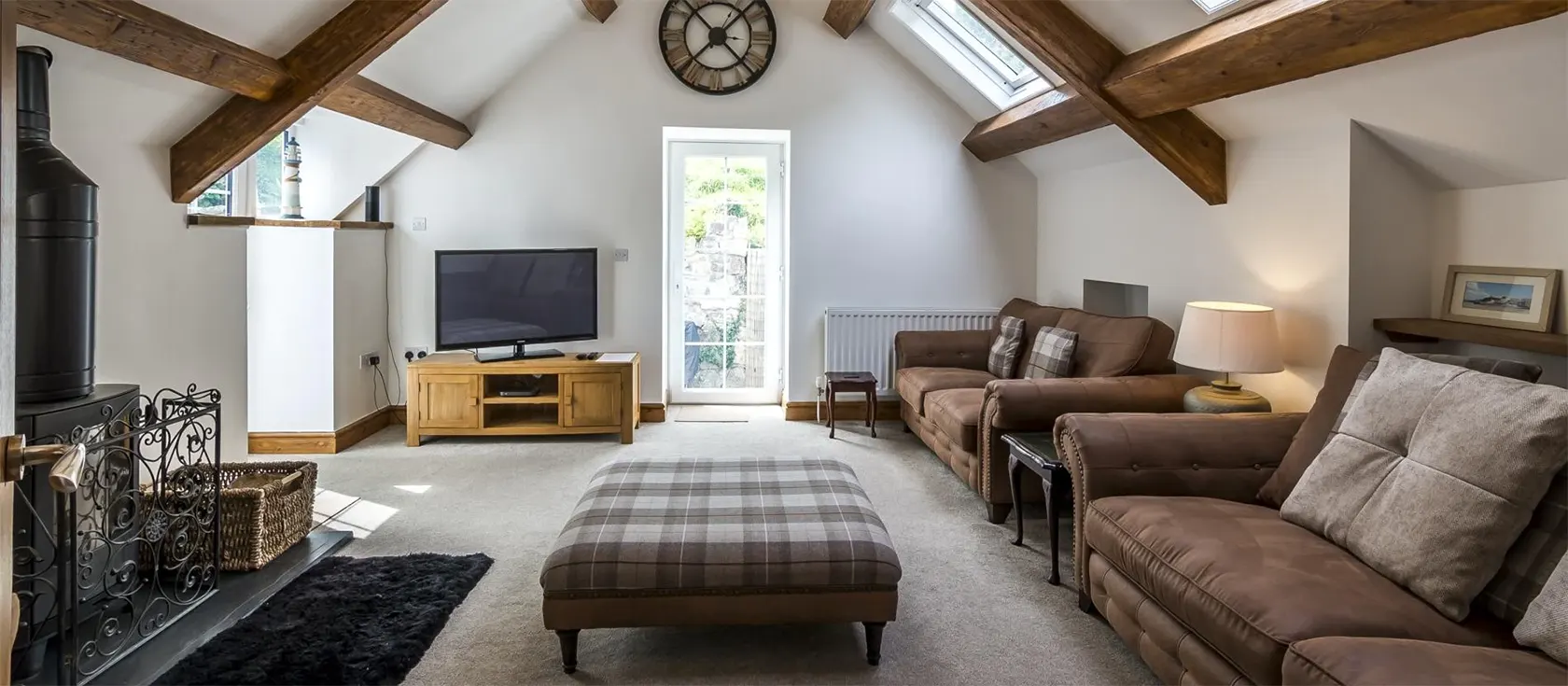 Call Of The Crow, Penally is a wonderful, historic property perfect for a group of couples sharing. The three comfortable bedrooms all have double beds, while the terrace with its hot tub, barbeque and large seating area is perfect for entertaining.