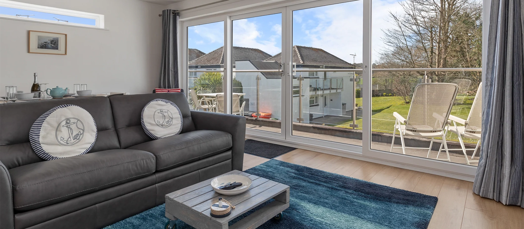 Calon Y Mor, Saundersfoot is a newly renovated apartment close to Pembrokeshire's best attractions, ideal for a family getaway. This two-bedroom apartment offers peaceful accommodations, a 5-minute walk from beaches, the harbour & village amenities.