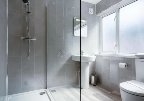 The ground floor bathroom at Canol Y Bryn, Tenby