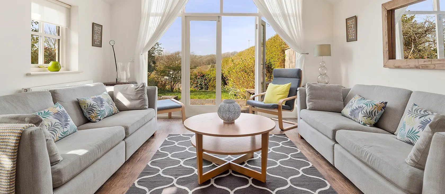 Carew Cottage, Manorbier is a 5 star rated luxury cottage with four bedrooms, three bathrooms, open living / dining & kitchen. Terrace / garden. Walk to beach, cafe & pub.