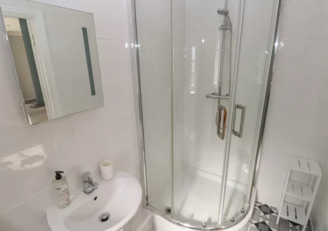 Bedroom #1 en-suite at Castle at The Hideaway, Tenby