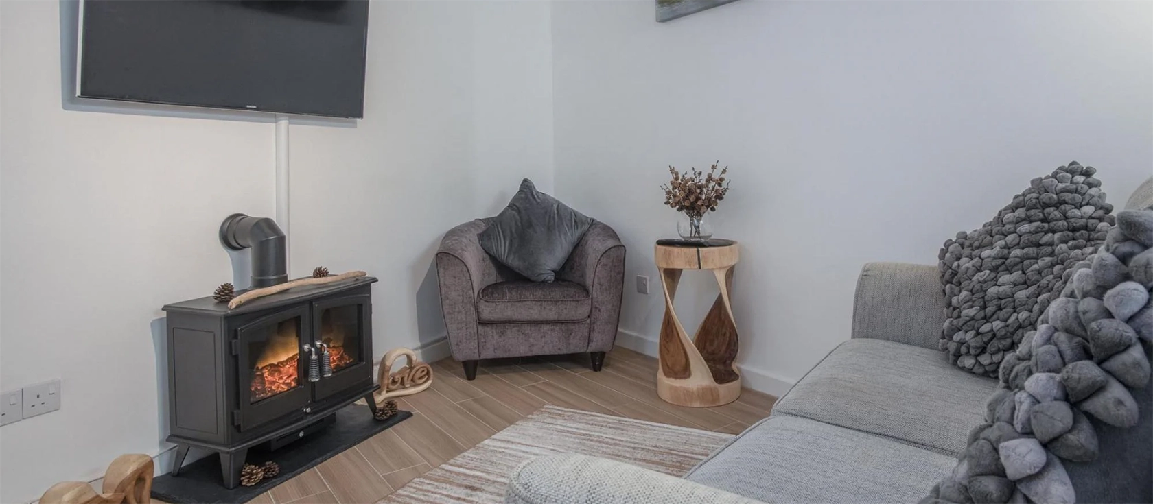 Castle Cove, Tenby is a beautifully furnished one-bedroom apartment with a well-equipped kitchen, a cosy living area, and a comfortable bedroom. It's ideally located close to Tenby South Beach and local amenities.
