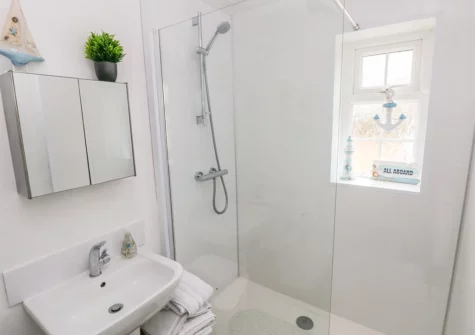 The bathroom at Cheriton Villa, Carew Cheriton