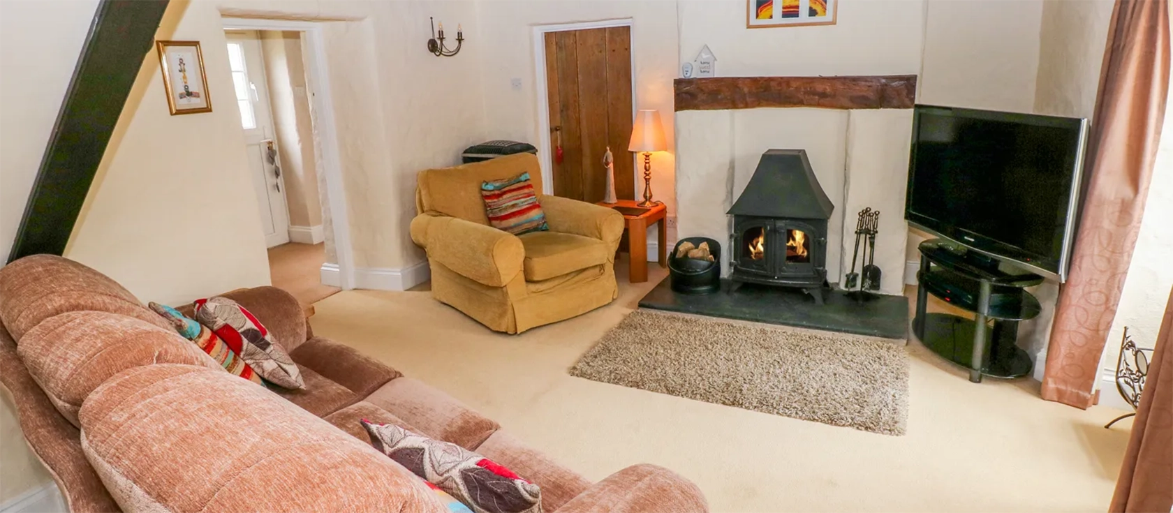 Cheriton Villa, Carew Cheriton is a two-bedroom cottage ideal for couples or small families seeking a peaceful countryside break. The villa is set on a beautiful backdrop that lets you explore all that Pembrokeshire and South Wale have to offer.