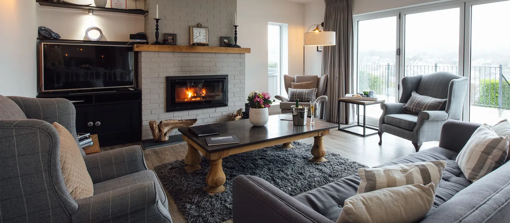 Coastal Nest, Saundersfoot is a luxurious house with elegant decor and statement furniture. Five large bedrooms sleep ten people while a large kitchen, multiple dining areas, three lounge rooms and a garden ensure plenty of space to spread out.