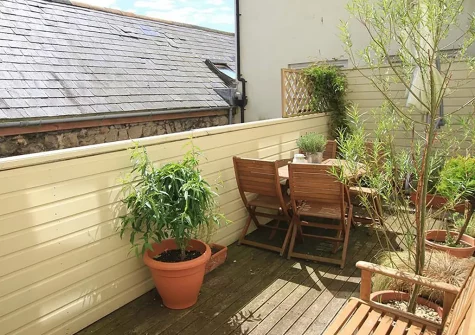 The decked balcony & alfresco dining area at Cobourg House 4, Tenby
