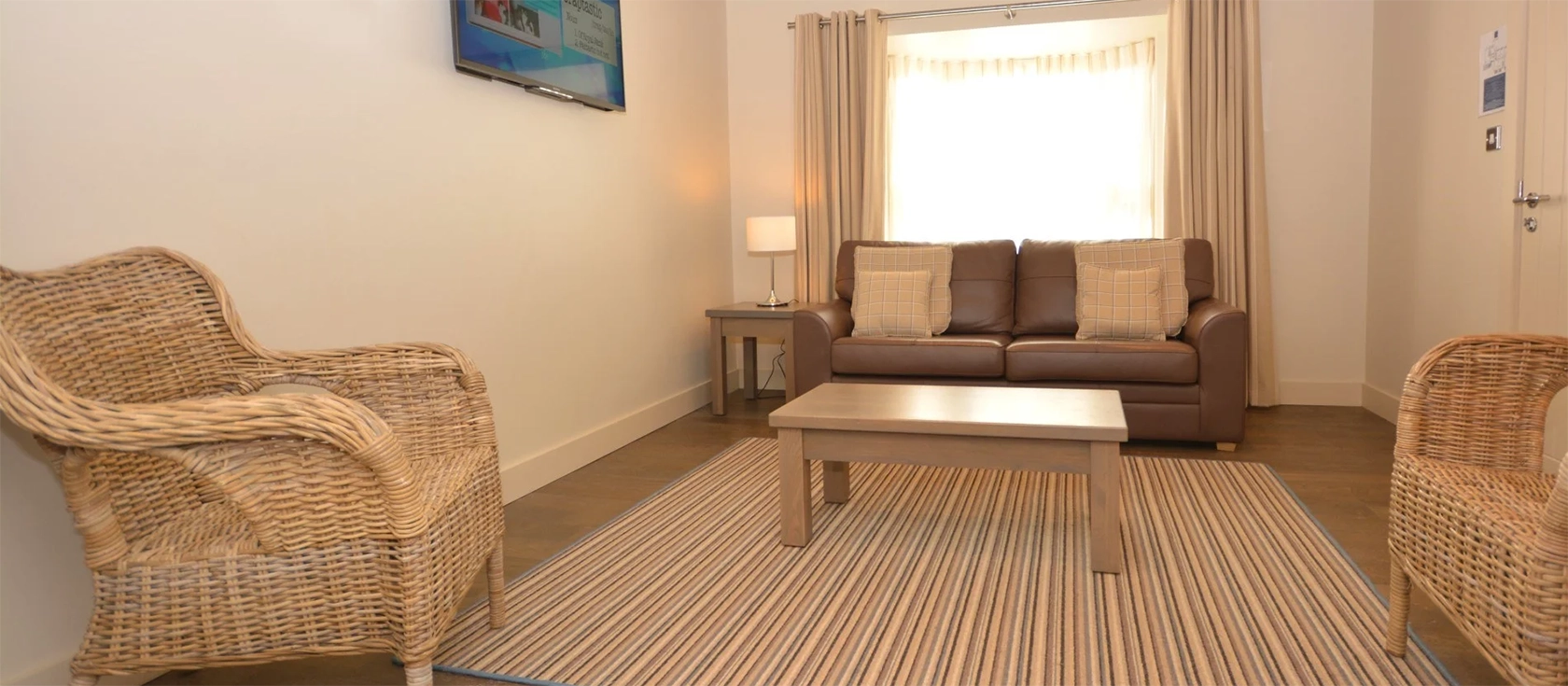 Cormorant Apartment, Saundersfoot is a charming 2-bedroom ground-floor apartment, perfect for family holidays. This spacious former hotel, just steps from Saundersfoot's centre, offers proximity to beaches, the harbour, and the scenic coastal path.