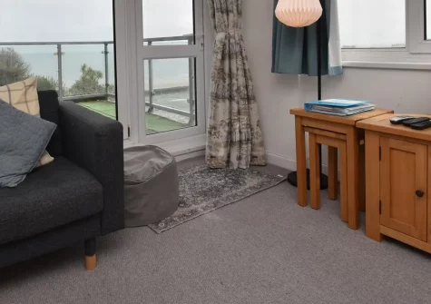 Croft Court 46, Tenby is a charming fourth-floor apartment with stunning sea views & a large balcony, just 300 metres from North Beach. Featuring a cosy twin bedroom, well-equipped kitchen, and lift access, it's perfect for exploring Pembrokeshire.