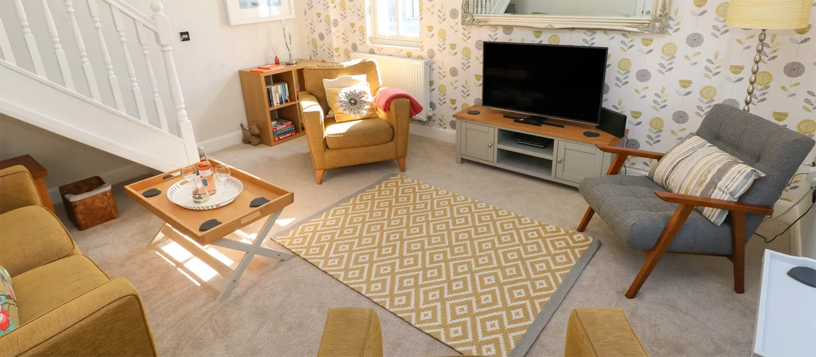 Crown Cottage, Penally is a striking semi-detached cottage in the heart of Penally, offering sea views, three bedrooms, a fully-equipped kitchen, and an enclosed garden. It's a short stroll from the Pembrokeshire coastal path and Tenby's south beach.