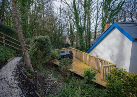 The garden & decked patio at Daisy Cottage, Tenby