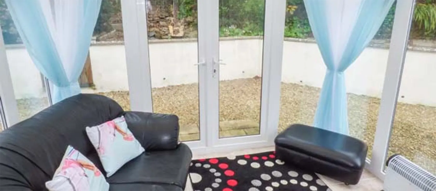 Driftwood House sits in a peaceful residential area of Saundersfoot but is within easy walking distance from the town centre and the beach. This house sleeps six and has plenty of space for everyone thanks to the conservatory attached to the lounge.