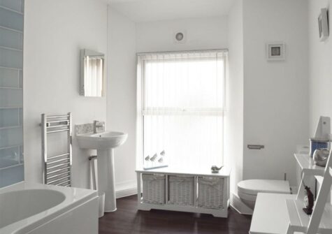 The bathroom at Dyma Y Bywyd, Tenby