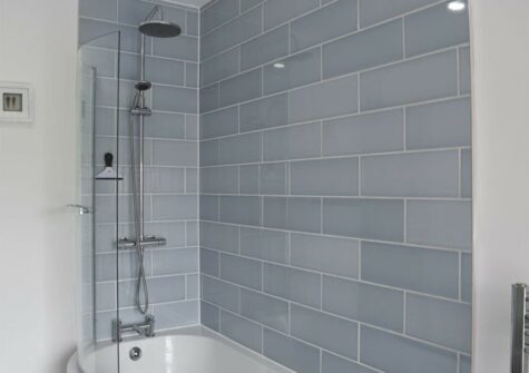 The bathroom at Dyma Y Bywyd, Tenby