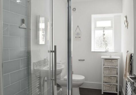 The shower room at Dyma Y Bywyd, Tenby