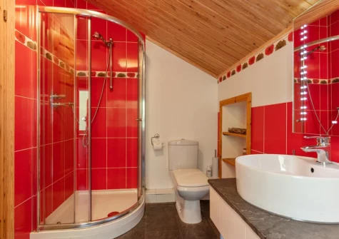 Bedroom #1 en-suite at Everwyn Lodge, Penally